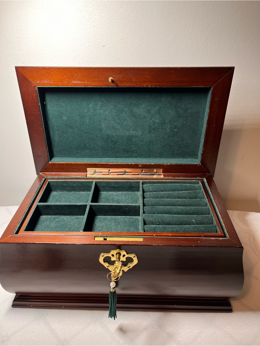 GUNTHER MELE Wooden Jewelry Box with Green Velvet Lining
VINTAGE
Locks. Key incl